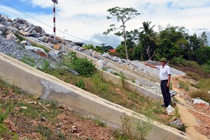 Công trình Kè chống sạt lở Bắc Sông Son đoạn qua thôn Trằm Mé - thôn Na - thôn Xuân Sơn, xã Sơn Trạch (huyện Bố Trạch) có chiều dài 520 m.
