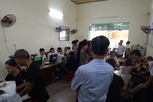 Một phòng công chứng tại Hòa Vang, Đà Nẵng tấp nập nhộn nhịp người đến công chứng mua bán đất trong dịp sốt đất đầu năm 2019.