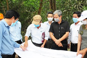 Bí thư Tỉnh uỷ tỉnh Thừa Thiên - Huế Lê Trường Lưu (áo đen) kiểm tra công tác giải phóng mặt bằng dự án cao tốc Cam Lộ - La Sơn