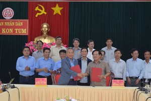 Chủ tịch UBND tỉnh Kon Tum Lê Ngọc Tuấn (phải ảnh) và đại diện lãnh đạo Tập đoàn Lộc Trời ký kết biên bản ghi nhớ triển khai xây dựng chuỗi liên kết sản xuất, tiêu thụ nông sản.