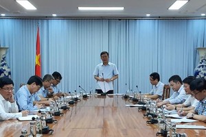 Chủ tịch UBND tỉnh Quảng Bình Trần Thắng chủ trì cuộc họp với các sở ban ngành liên quan.