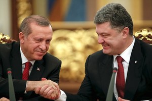 Thủ tướng Ukraine, ông Petro Poroshenko bắt tay Thủ tướng Thổ Nhĩ Kỳ Tayyip Erdogan trong cuộc gặp mặt tại Kiev