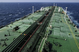 Tàu chở dầu đầu tiên của Iran hướng tới châu Á