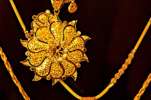 Vàng gắng gượng đi lên