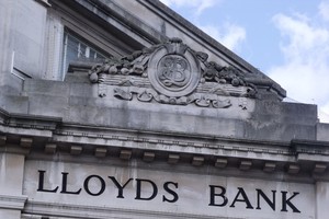 Anh bán 3 tỷ USD cổ phần tại Lloyds Bank