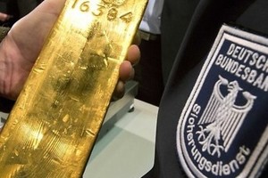 Giá vàng 7/10: Vàng khởi sắc, USD lao dốc mạnh