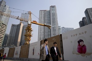 Kinh tế Trung Quốc bất ngờ báo tăng trưởng vượt dự tính