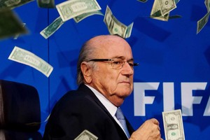 Cựu Chủ tịch FIFA Sepp Blatter và một loạt quan chức cấp cao bị điều tra vì tội tham nhũng