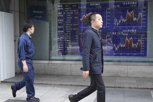 Trung Quốc bỏ qui định đóng cửa thị trường sớm