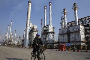 Giá dầu vượt 30 USD/thùng, tăng mạnh nhất kể từ 8/2015