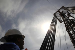 Nếu giá dầu đã chạm đáy, mức đỉnh còn bao xa?