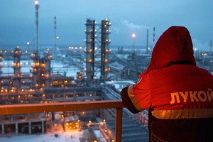 Iran gọi thỏa thuận ngừng tăng sản lượng dầu mỏ chỉ là “chuyện đùa”