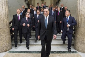 Thống đốc ECB Mario Draghi cùng các quan chức tiến vào phòng họp