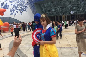 Nhân vật Bạch Tuyết và Captain American xuất hiện tại Wanda City