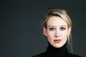 Elizabeth Holmes vừa bị Forbes gạch tên khỏi danh sách tỷ phú