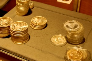 Giá vàng ngày 3/8: Giá vàng trong nước tăng mạnh, tỷ giá USD "bất động"