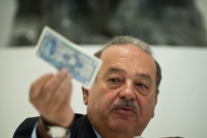 Carlos Slim, tỷ phú Mexico sở hữu hàng loạt công ty lớn, người đang đứng vị trí giàu thứ 5 trên thế giới, chứng kiến 9,2% tài sản của mình, tương đương 5,1 tỷ USD,