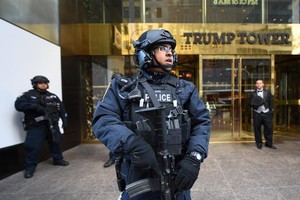 Có tới 300 cảnh sát bảo vệ quanh tòa Trump Tower