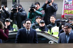 Jay Y. Lee tới Tòa án Seoul ngày 13/2/2017