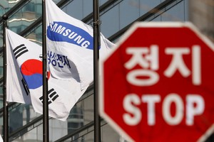 Tổng thống bị phế truất, các “ông lớn” Hàn Quốc vẫn sống khỏe