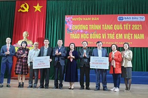 Đại diện Ban tổ chức và các nhà tài trợ trao biển lưu niệm học bổng và quà tết 2021