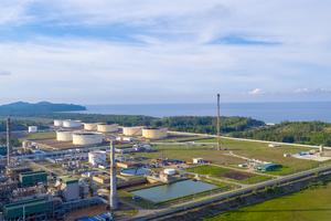 NMLD Dung Quất có diện tích hơn 800 ha, được đặt tại xã Bình Trị và Bình Thuận (huyện Bình Sơn, tỉnh Quảng Ngãi)