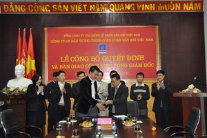 Ông Vũ Quang Hải (hàng trên, bên trái) được bổ nhiệm vào vị trí Tổng giám đốc PVFI khi mới 25 tuổi