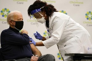 Tổng thống Mỹ ủng hộ xoá bỏ sở hữu trí tuệ vắc xin Covid-19 và sự phẫn nộ của ngành dược 