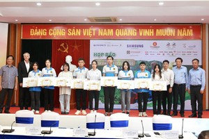Quỹ học bổng của giải gôn đã lan toả các giá trị tốt đẹp đến nhiều học sinh, sinh viên vượt khó, học giỏi. Ảnh: Chí Cường.