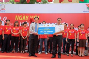 Ông Đào Đình Thi, Chủ tịch HĐQT BVH trao biển tượng trưng Tàu CQ trị giá 3,5 tỷ đồng do Tập đoàn Bảo Việt tặng các cán bộ, chiến sỹ Đảo Trường Sa