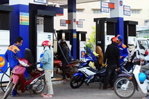 Giữ nguyên giá xăng, giảm giá dầu