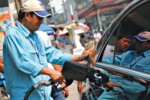 Xăng giảm thêm gần 800 đồng/lít từ 15h ngày 3/11