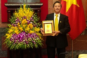 Phó TGD Nguyễn Thành Quang - đại diện Lãnh đạo Tổng công ty Bảo Việt Nhân thọ nhận thư khen và kỷ niệm chương của Chủ tịch nước