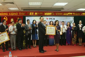 Phó tổng giám đốc EY Việt Nam Hương Vũ nhận bằng khen của Bộ trưởng Bộ Tài chính