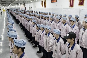 Soi công nhân sản xuất iPhone qua khe cửa nhà máy