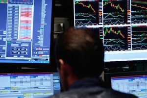 Khối ngoại bán ròng hàng trăm tỷ đồng trong phiên đầu tuần 15/8