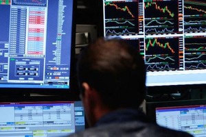 Khối ngoại ồ ạt bán cổ phiếu bluechip trong phiên cuối tuần 25/11