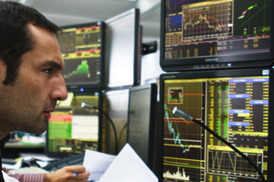 Khối ngoại giảm giao dịch, tiếp tục mua ròng mạnh VNM trong phiên 13/2