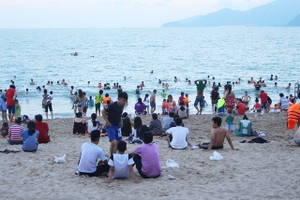 Bãi biển Nha Trang bị rác “tấn công” trong dịp lễ 30/4