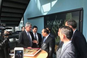 Thủ tướng Nguyễn Xuân Phúc tới tham quan nhà máy sản xuất turbin khí của Tập đoàn Siemens