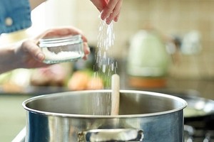 Không nên nêm lượng gia vị quá nhiều trong cùng một món ăn. Ảnh: Internet
