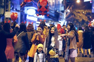 Muôn cách bạn trẻ Hà Nội đón năm mới