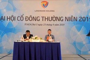 Ông Lương Quang Vinh, Chủ tịch HĐQT (vest đen) và ông Trương Hoàng Vũ, Tổng giám đốc (vest xám)