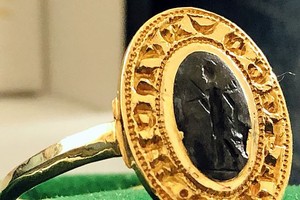 Chiếc nhẫn cổ mà ông Tom Clark đã bỏ quên.