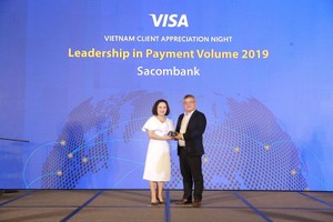 Đại diện Sacombank, ông Phạm Đức Duy - Giám đốc Trung Tâm Thẻ nhận giải thưởng từ bà Đặng Tuyết Dung - Giám đốc quốc gia Visa Việt Nam và Lào.