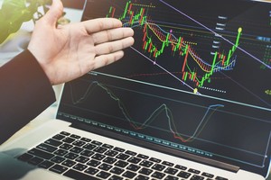 Bàn tròn chứng khoán: Chọn chiến lược lướt sóng hay “Buy & hold“
