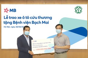 MB trao tặng 2 xe cứu thương cho Bệnh viện Bạch Mai