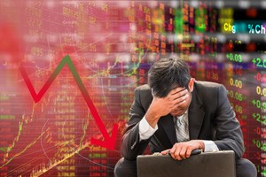 Bất ổn chính trị đang làm rung chuyển thị trường toàn cầu
