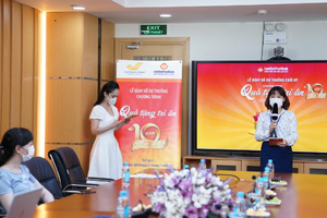 Bà Phạm Thị Hiên - Phó giám đốc Khối Ngân hàng Bưu điện, phát biểu tại Lễ quay số