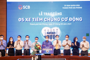 Ông Kiều Quang Vinh, Giám đốc Vùng 11 của SCB, đã đại diện SCB trao tặng 5 xe tiêm chủng cơ động cho đại diện Chính quyền thành phố Hải Phòng.